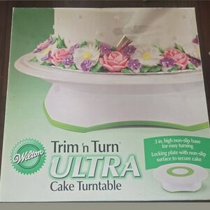 Wilton Trim 'n Turn Ultra Cake Turntable with White and Green Accents